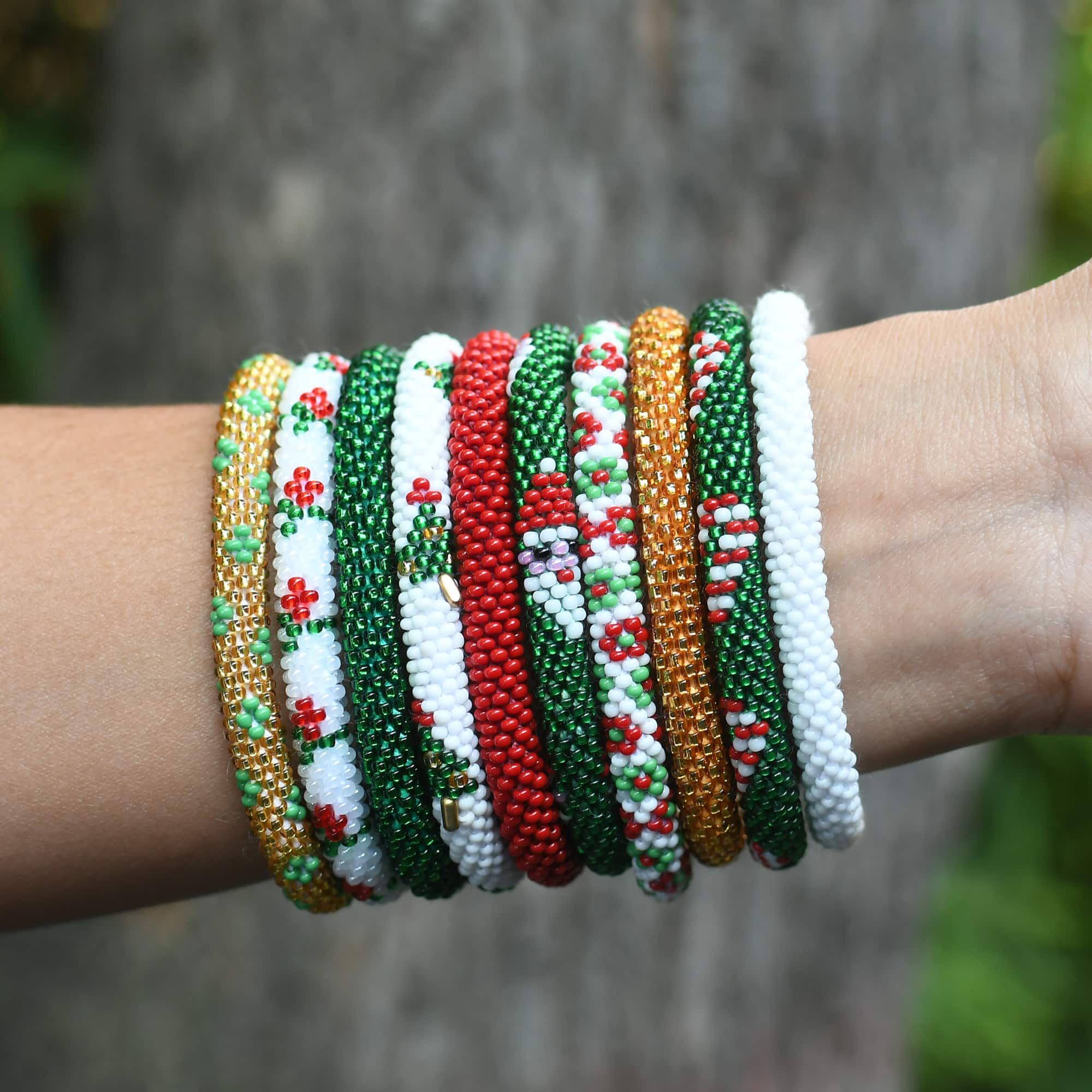 No-sew DIY bracelets Christmas craft idea for kids - Merriment Design